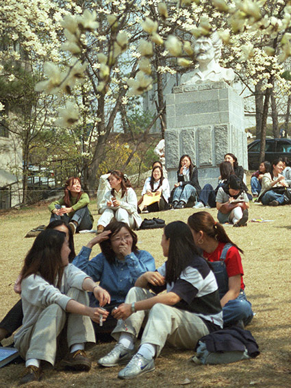2001년 봄, 학관 앞 비탈잔디