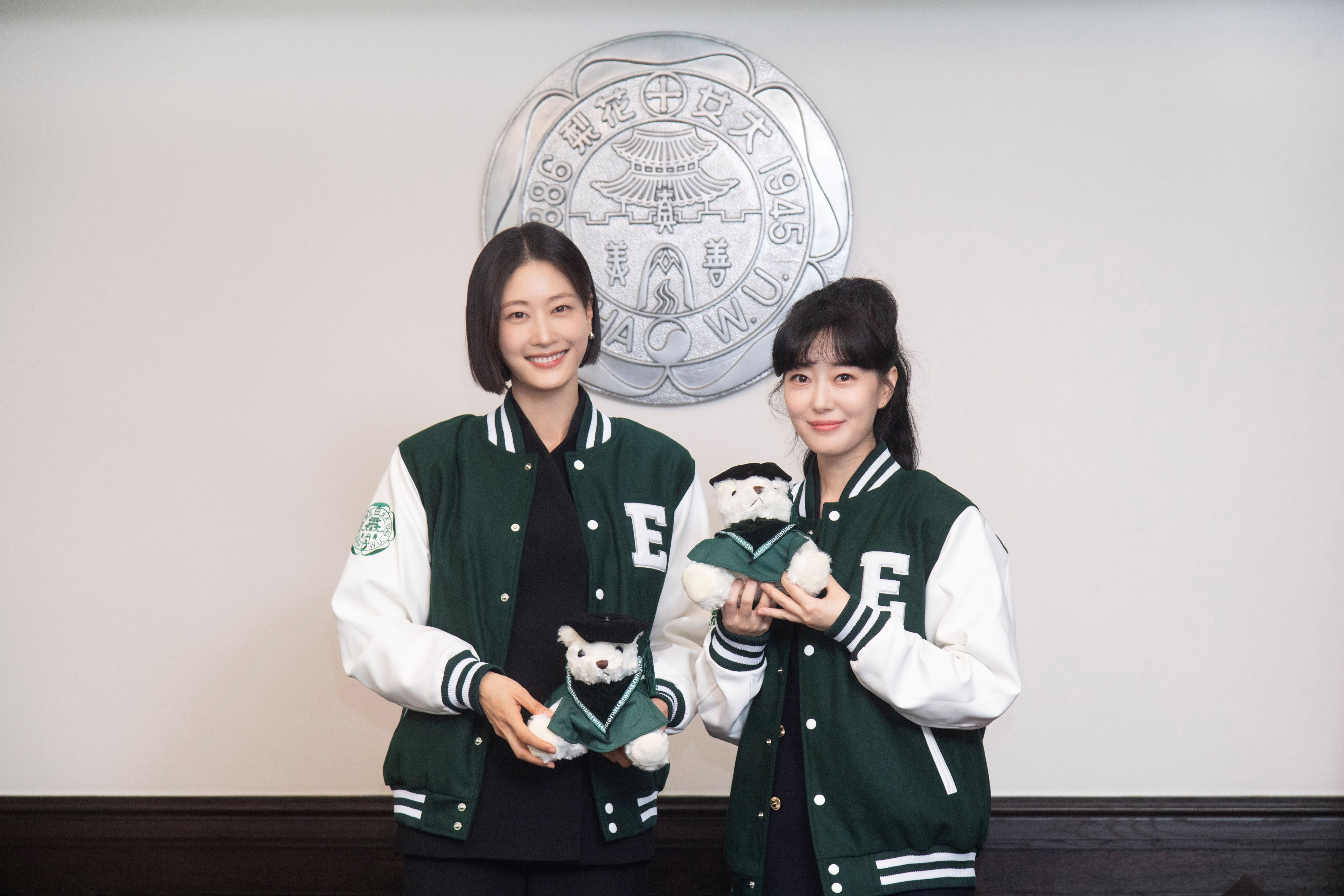 
															이화여대 홍보대사 이현이 모델(좌), 이재은 아나운서(우)