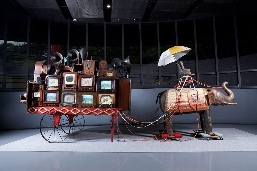 
															ⓒ 백남준 Nam June Paik